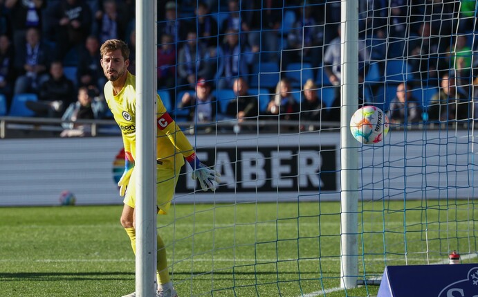 Knöpfte sich in Bochum Mitspieler Tuta vor: Eintracht-Keeper Kevin Trapp.