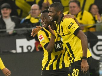 Anthony Modeste (r) rettete dem BVB im Topspiel gegen die Bayern einen Punkt. Anthony Modeste (r) rettete dem BVB im Topspiel gegen die Bayern einen Punkt.