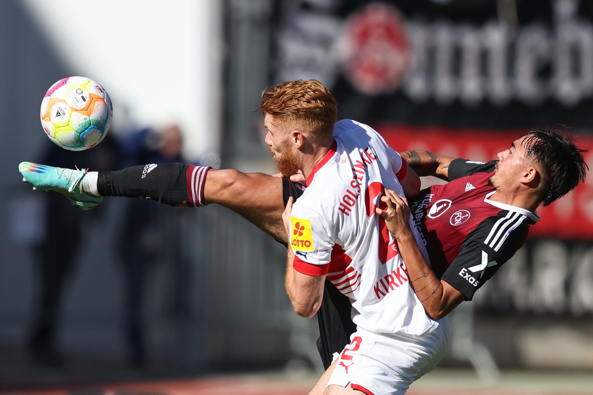 Nürnbergs Jens Castrop (r) kommt vor dem Kieler Mikkel Kirkeskov an den Ball.