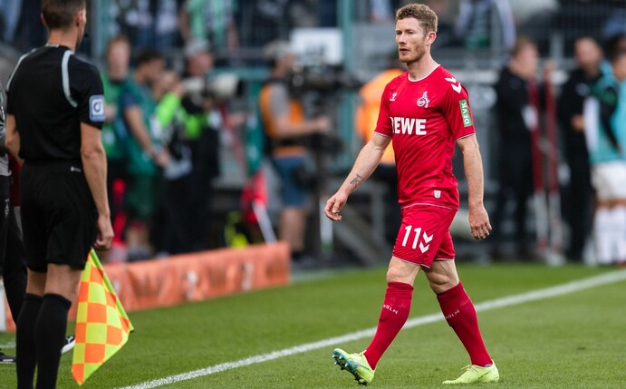 Kölns Florian Kainz verlässt nach der Gelb-Roten Karte den Platz.