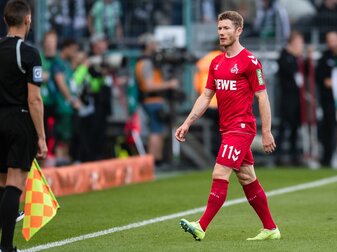 Kölns Florian Kainz verlässt nach der Gelb-Roten Karte den Platz. Kölns Florian Kainz verlässt nach der Gelb-Roten Karte den Platz.