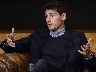 Spanische Medien hatten bereits kurz nach Veröffentlichung des Tweets über einen möglichen Hacker-Angriff auf das Konto von Casillas spekuliert. Spanische Medien hatten bereits kurz nach Veröffentlichung des Tweets über einen möglichen Hacker-Angriff auf das Konto von Casillas spekuliert.