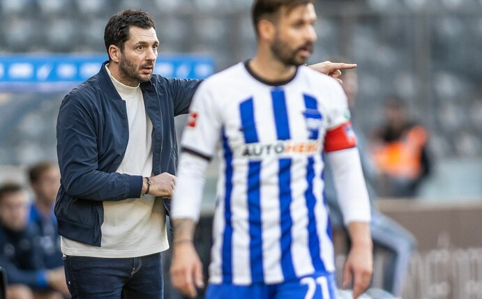 Herthas Cheftrainer Sandro Schwarz gestikuliert am Spielfeldrand.