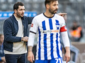Herthas Cheftrainer Sandro Schwarz gestikuliert am Spielfeldrand. Herthas Cheftrainer Sandro Schwarz gestikuliert am Spielfeldrand.