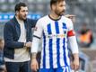 Herthas Cheftrainer Sandro Schwarz gestikuliert am Spielfeldrand.