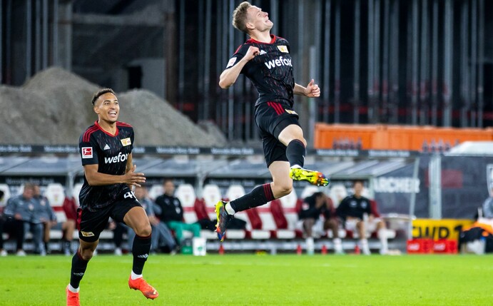 Union Berlins Paul Jaeckel (r) jubelt nach seinem Tor zum 0:1 mit Teamkollege Jamie Leweling (l).
