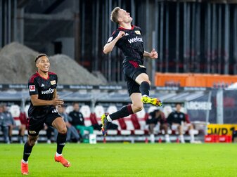 Union Berlins Paul Jaeckel (r) jubelt nach seinem Tor zum 0:1 mit Teamkollege Jamie Leweling (l). Union Berlins Paul Jaeckel (r) jubelt nach seinem Tor zum 0:1 mit Teamkollege Jamie Leweling (l).