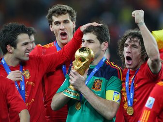 Holten 2010 mit Spanien den WM-Pokal: Iker Casillas (2.v.r) und Carles Puyol (r). Holten 2010 mit Spanien den WM-Pokal: Iker Casillas (2.v.r) und Carles Puyol (r).