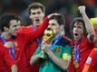 Holten 2010 mit Spanien den WM-Pokal: Iker Casillas (2.v.r) und Carles Puyol (r).