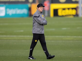 Dortmunds Coach Edin Terzic beim Abschlusstraining vor dem Spiel gegen Sevilla. Dortmunds Coach Edin Terzic beim Abschlusstraining vor dem Spiel gegen Sevilla.