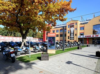 Polizei-Motorräder stehen auf dem Parkplatz vor dem Stadion an der Alten Försterei. Polizei-Motorräder stehen auf dem Parkplatz vor dem Stadion an der Alten Försterei.