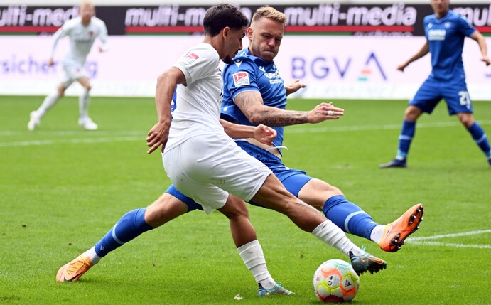 KSC-Verteidiger Marcel Franke (r) wird am Donnerstag Stammzellen spenden und somit am Wochenende gegen Darmstadt ausfallen.