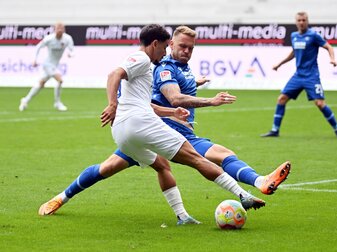 KSC-Verteidiger Marcel Franke (r) wird am Donnerstag Stammzellen spenden und somit am Wochenende gegen Darmstadt ausfallen. KSC-Verteidiger Marcel Franke (r) wird am Donnerstag Stammzellen spenden und somit am Wochenende gegen Darmstadt ausfallen.