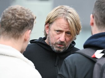 VfB-Sportdirektor Sven Mislintat (M) will sich noch nicht festlegen, ob schon am Wochenende ein neuer Trainer auf der Bank sitzt. VfB-Sportdirektor Sven Mislintat (M) will sich noch nicht festlegen, ob schon am Wochenende ein neuer Trainer auf der Bank sitzt.