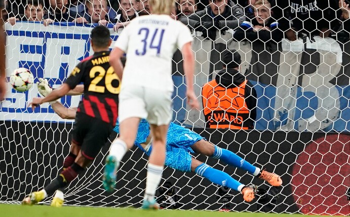 Riyad Mahrez (l) scheiterte mit einem Elfmeter an Kopenhagens Torwart Kamil Grabara (verdeckt).
