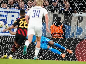 Riyad Mahrez (l) scheiterte mit einem Elfmeter an Kopenhagens Torwart Kamil Grabara (verdeckt). Riyad Mahrez (l) scheiterte mit einem Elfmeter an Kopenhagens Torwart Kamil Grabara (verdeckt).
