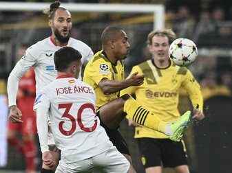 Der BVB um Donyell Malen (2.v.r.) kam gegen Sevilla nicht über ein 1:1 hinaus. Der BVB um Donyell Malen (2.v.r.) kam gegen Sevilla nicht über ein 1:1 hinaus.