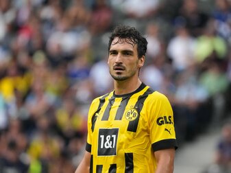 Dortmunds Mats Hummels zeigt sich frustriert nach der Partie gegen FC Sevilla. Dortmunds Mats Hummels zeigt sich frustriert nach der Partie gegen FC Sevilla.