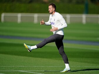 Harry Kane von Tottenham Hotspur wärmt sich auf. Harry Kane von Tottenham Hotspur wärmt sich auf.