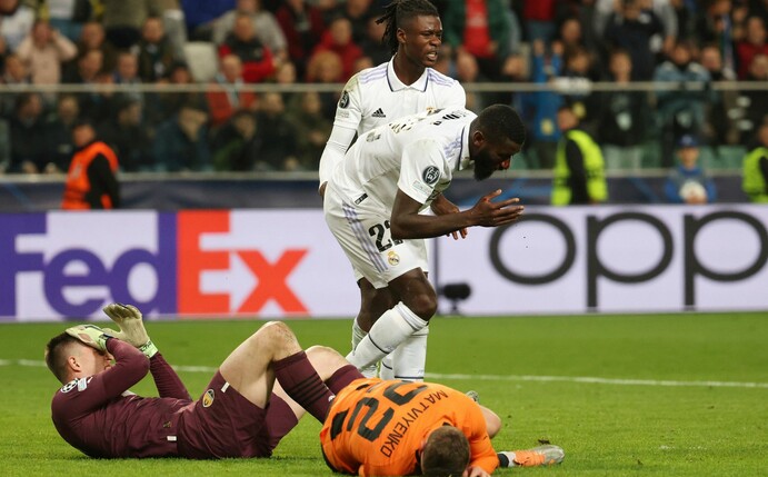 Real Madrids Antonio Rüdiger (M) verletzte sich bei seinem Treffer.