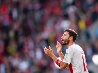 Kapitän Jonas Hector antwortete noch ausweichend zu einem möglichen Verbleib beim 1. FC Köln. Kapitän Jonas Hector antwortete noch ausweichend zu einem möglichen Verbleib beim 1. FC Köln.