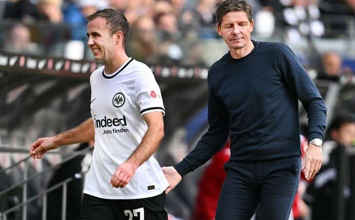 Frankfurts Cheftrainer Oliver Glasner (r) geht erstmal ohne Mario Götze (l) ins Spiel gegen Tottenham.