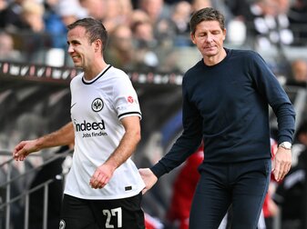 Frankfurts Cheftrainer Oliver Glasner (r) geht erstmal ohne Mario Götze (l) ins Spiel gegen Tottenham. Frankfurts Cheftrainer Oliver Glasner (r) geht erstmal ohne Mario Götze (l) ins Spiel gegen Tottenham.