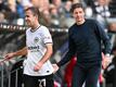 Frankfurts Cheftrainer Oliver Glasner (r) geht erstmal ohne Mario Götze (l) ins Spiel gegen Tottenham.