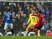 Mohamed Salah (r) war der überragende Akteur beim Liverpool-Sieg in Glasgow.