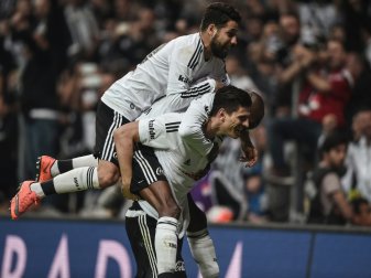 Gomez traf doppelt beim 3:2-Sieg gegen Bursaspor (Quelle: SID-IMAGES) Gomez traf doppelt beim 3:2-Sieg gegen Bursaspor (Quelle: SID-IMAGES)