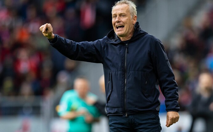 Freiburgs Trainer Christian Streich gestikuliert.