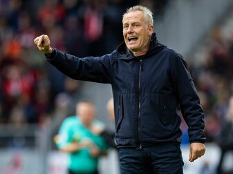 Freiburgs Trainer Christian Streich gestikuliert. Freiburgs Trainer Christian Streich gestikuliert.