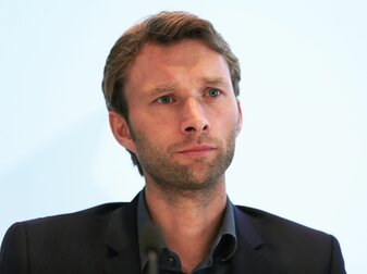 Leverkusens Sportchef Simon Rolfes sieht nur noch geringe Chancen für Bayer in der Champions League. Leverkusens Sportchef Simon Rolfes sieht nur noch geringe Chancen für Bayer in der Champions League.