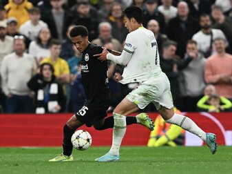 Frankfurts Tuta (l) kämpft um den Ball gegen Tottenhams Heung-Min Son. Frankfurts Tuta (l) kämpft um den Ball gegen Tottenhams Heung-Min Son.