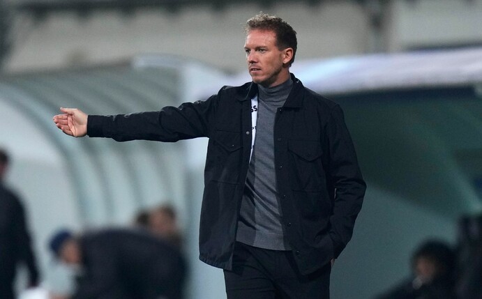 Bayerns Trainer Julian Nagelsmann gibt seinen Spielern Anweisungen.