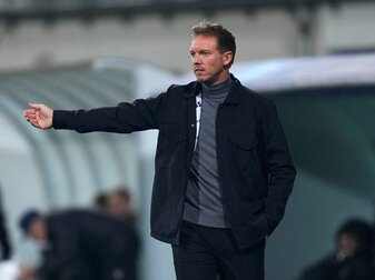 Bayerns Trainer Julian Nagelsmann gibt seinen Spielern Anweisungen. Bayerns Trainer Julian Nagelsmann gibt seinen Spielern Anweisungen.