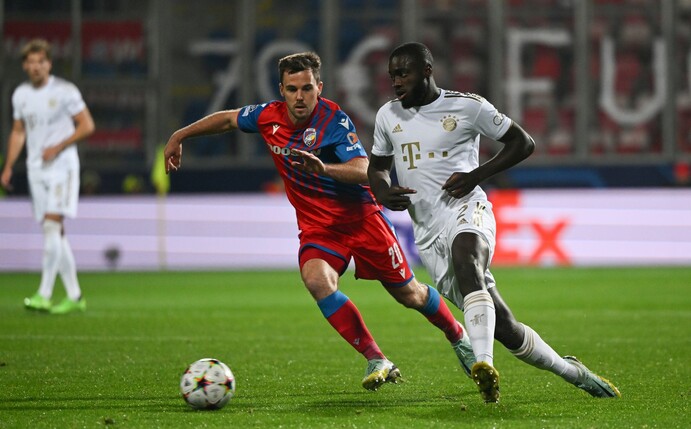 Pilsens Pavel Bucha (l) und Münchens Dayot Upamecano kämpfen um den Ball.