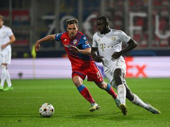 Pilsens Pavel Bucha (l) und Münchens Dayot Upamecano kämpfen um den Ball. Pilsens Pavel Bucha (l) und Münchens Dayot Upamecano kämpfen um den Ball.