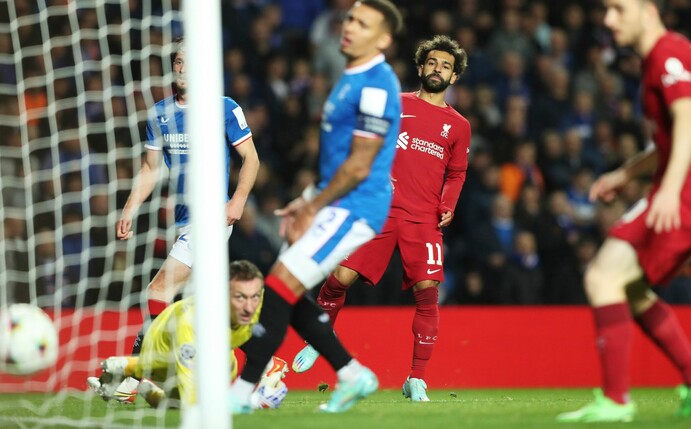 Liverpools Mohamed Salah (2.v.r) erzielt an Rangers-Torhüter Allan McGregor vorbei das vierte Tor seiner Mannschaft.