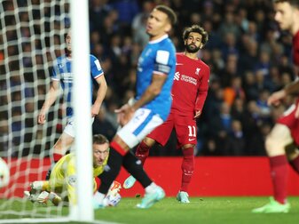 Liverpools Mohamed Salah (2.v.r) erzielt an Rangers-Torhüter Allan McGregor vorbei das vierte Tor seiner Mannschaft. Liverpools Mohamed Salah (2.v.r) erzielt an Rangers-Torhüter Allan McGregor vorbei das vierte Tor seiner Mannschaft.