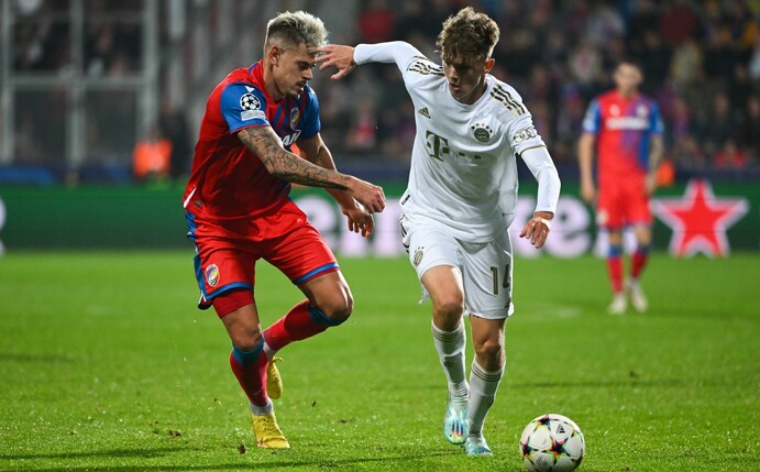 Mit 16 Jahren und 293 Tagen neuer Münchner Champions-League-Rekordspieler: Bayerns Paul Wanner (r).