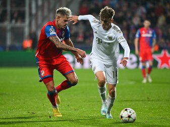 Mit 16 Jahren und 293 Tagen neuer Münchner Champions-League-Rekordspieler: Bayerns Paul Wanner (r). Mit 16 Jahren und 293 Tagen neuer Münchner Champions-League-Rekordspieler: Bayerns Paul Wanner (r).