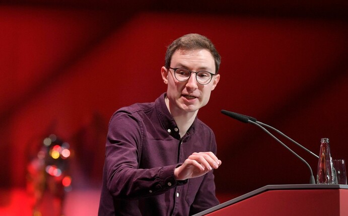 Michael Ott steht bei der Jahreshauptversammlung 2021 am Rednerpult und spricht zum Thema Katar-Sponsoring.