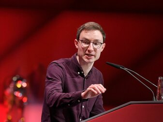 Michael Ott steht bei der Jahreshauptversammlung 2021 am Rednerpult und spricht zum Thema Katar-Sponsoring. Michael Ott steht bei der Jahreshauptversammlung 2021 am Rednerpult und spricht zum Thema Katar-Sponsoring.