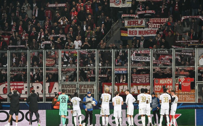 Die Bayern stehen nach der Partie vor dem Fanblock.