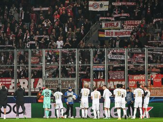 Die Bayern stehen nach der Partie vor dem Fanblock. Die Bayern stehen nach der Partie vor dem Fanblock.