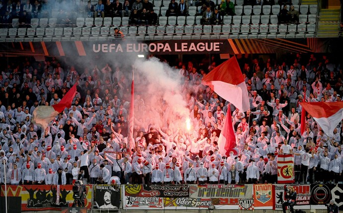 Fans des 1. FC Union brennen während des Hinspiels in Schweden Feuerwerk ab.