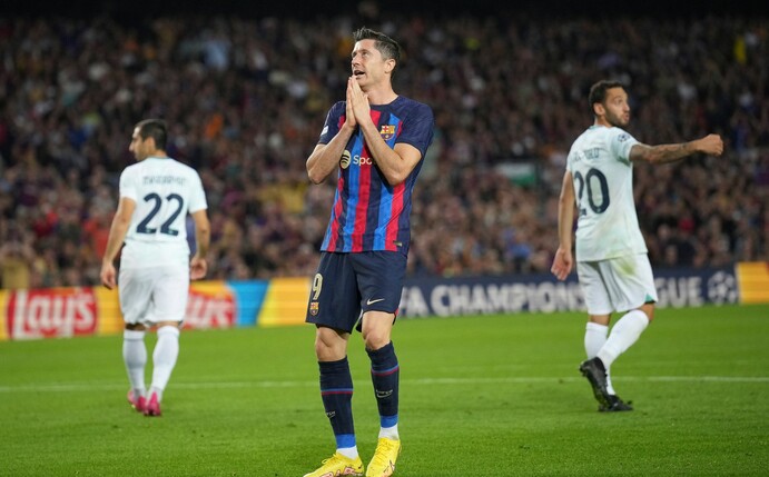Barcelonas Robert Lewandowski hadert nach einer vergebenen Chance.
