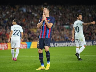 Barcelonas Robert Lewandowski hadert nach einer vergebenen Chance. Barcelonas Robert Lewandowski hadert nach einer vergebenen Chance.