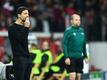 Leverkusens Trainer Xabi Alonso steht beim 0:3 gegen den FC Porto an der Seitenlinie.